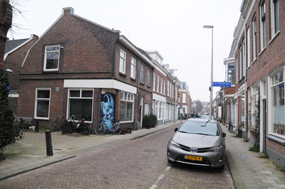 913247 Gezicht in de Goedestraat te Utrecht, met links de hoek met de Frederikastraat en het het hoekpand Goedestraat 44.